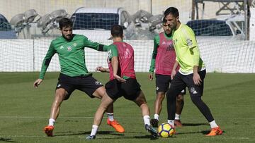 Adán, de amarillo, durante un entrenamiento del Betis.