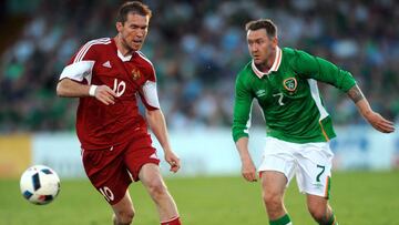 Republic of Ireland's Aiden McGeady (R) vies with Belarus's midfielder Aliaksandr Hleb (L) during the international friendly football match between Republic of Ireland and Belarus at Turner's Cross stadium in Cork, Ireland, on May 31, 2016. / AFP PHOTO / CAROLINE QUINN