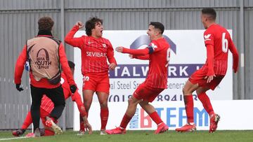 Carlos Álvarez celebra su gol junto a Alexandro y Expósito.