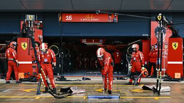 El equipo de Ferrari achicando agua del boxes durante el Gran Premio de Gran Bretaña de Fórmula 1 disputado en el circuito de Silverstone.