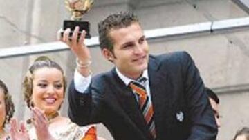 <b>EMOCIÓN. </b>Baraja exhibe el premio logrado por el Valencia.