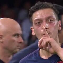 Tenso reencuentro: Ozil mandó callar a Mestalla tras ser pitado