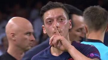 Ozil mandó callar a la afición del Valencia tras ser sustituido.