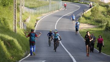 GRAFCAV5187. BILBAO, 03/05/2020.-Personas salen a pasear y hacer deporte este domingo en Bilbao, en el segundo día permitido dentro de la desescalada. Desde ayer sábado, las personas mayores de 14 años pueden ir a pasear y hacer deporte individual, respetando unos horarios y la distancia de seguridad, unas salidas que se suman a los paseos de los niños que comenzaron a estar permitidos el pasado domingo tras semanas de confinamiento por el coronavirus. EFE/LUIS TEJIDO.