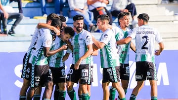 El Antequera festeja el gol de Loren Burón.