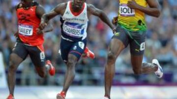 Usain Bolt entra vencedor y relajado en las semifinales de 100 metros.