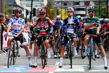 Eduardo Sepúlveda, Remco Evenepoel, Lenny Martinez y Andrea Vendrame en la salida de la cuarta etapa.