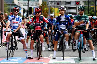 Eduardo Sepúlveda, Remco Evenepoel, Lenny Martinez y Andrea Vendrame en la salida de la cuarta etapa.