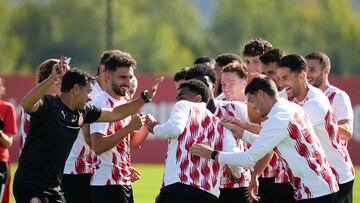 El entrenador del Griona FC, Michel S¨¢nchez (i), y sus jugadores bromean durante el entrenamiento que el equipo giron¨¦s realiz¨® en la Girona Football Academy para preparar el partido de Liga de Campeones que disputar¨¢n ante el Feyenoord.