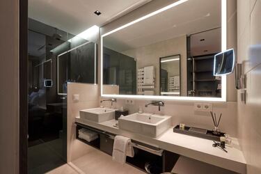 Lujosas habitaciones y suites en el edificio principal y el anexo. Todas las habitaciones se caracterizan por líneas claras, un ambiente confortable con un diseño moderno.