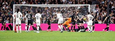 3-2. Libre indirecto que Kylian Mbappé toca para Fran García, se la devuelve y ejecuta con la derecha, la barrera se abre y sorprende a Dmitrovic que no llega al balón.