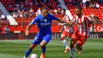 ALMERÍA, 27/04/2024.- El centrocampista de la U.D. Almería Jonathan Viera y el centrocampista inglés del Getafe C.F. Mason Greenwood, durante el partido de la jornada 33 de LaLiga EA Sports este sábado en el Power Horse Stadium de Almería. EFE / Carlos Barba
