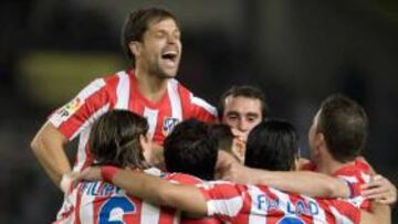 <b>UNA PIÑA. </b>Los rojiblancos celebran uno de los goles conseguidos en Anoeta.