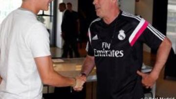 Toni Kroos y Carlo Ancelotti, en Valdebebas.