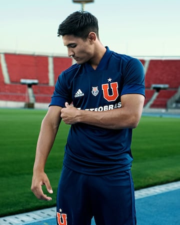 Integrantes de los equipos femenino y masculino dieron a conocer la nueva camiseta de Universidad de Chile con miras a la próxima temporada.