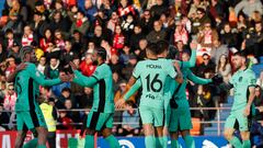 El delantero del Atlético de Madrid Memphis Depay celebra con sus compañeros tras marcar el 1-2 durante el partido de dieciseisavos de final de la Copa del Rey que enfrenta este sábado al CD Lugo y al Atlético de Madrid en el Estadio Anxo Carro de la ciudad lucense.