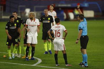 EXPULSADO NAVAS. Era el último hombre y el árbitro no duda. Le quitó la bota al jugador visitantes con su entrada por detrás.