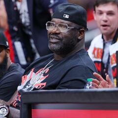 NBA legend Shaquille O’Neal offers to coach LA Lakers