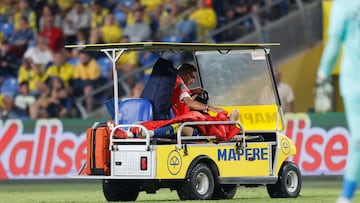 El jugador de Las Palmas Iván Gil abandona el campo en camilla tras su lesión en el partido ante el Andorra de la primera jornada de LaLiga Hypermotion