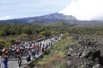 El pelotón se dirige al volcán Etna. 