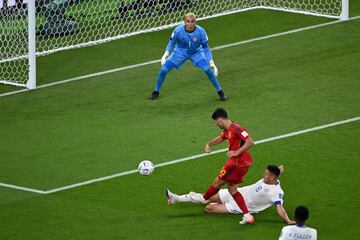 El disparo de Asensio para marcar el segundo gol de España en la goleada a Costa Rica.