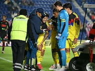 America's Chilean forward #11 Victor Davila leaves the pitch after being injured during the Liga MX Clausura match between America and Juarez at Ciudad de los Deportes Stadium in Mexico City on March 4, 2026. (Photo by Yuri CORTEZ / AFP)