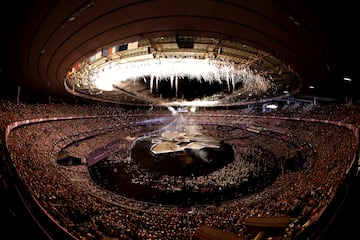 Gran espectaculo de luz y color en la ceremonia de clausura de los Juegos Olímpicos de París 2024, en el Stade de France.