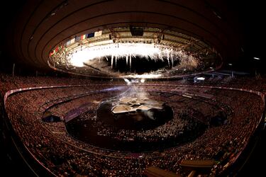 Gran espectaculo de luz y color en la ceremonia de clausura de los Juegos Olímpicos de París 2024, en el Stade de France.