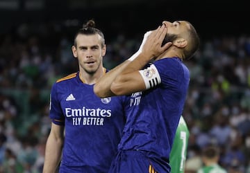 Benzema lamenta un error en presencia de Bale.