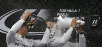 Celebración en el podio de los pilotos de Mercedes Nico Rosberg (izquierda) y Lewis Hamilton.