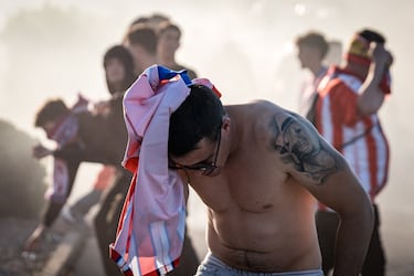 Cargas policiales contra algunos aficionados en las inmediaciones del estadio.