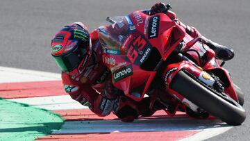 Bagnaia pilota la Ducati durante el GP de San Marino 2021.
