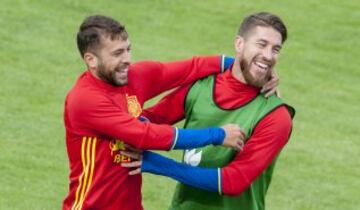 Jordi Alba y Sergio Ramos bromean en un entrenamiento de la Selección.
