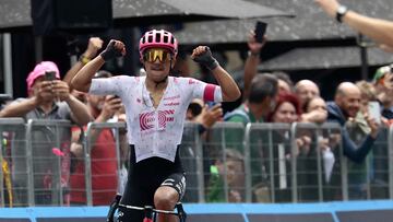EF Education - EasyPost's Ecuadorian rider Richard Carapaz celebrates after victory as he crosses the finish of the 11th stage of the 108th Giro d'Italia cycling race 186kms from Viareggio to Castelnovo ne' Monti on May 21, 2025. (Photo by Luca Bettini / AFP)