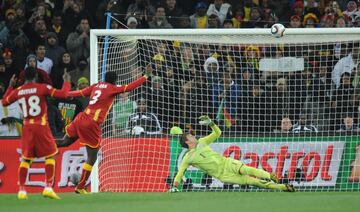 En la última jugada del encuentro entre Uruguay y Ghana (minuto 120 de partido), un disparo del ghanés Adiyiah era repelido con la mano por el delantero Luis Suárez, que era expulsado Con empate a uno en el marcador, si Gyan anotase, los africanos entrarían en las semifinales del torneo. Pero el delantero estrelló su tiro en el larguero. Africanos y uruguayos se jugarían e pase en la tanda de penaltis…