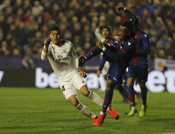 Imagen de la jugada del penalti del futbolista del Levante Doukouré al jugador del Real Madrid Casemiro pitado por Iglesias Villanueva tras consultar a los árbitros del VAR.