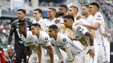 Jugadores de los Pumas de la UNAM se toman la foto oficial previo al juego contra Seattle Sounders.