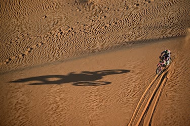 US rider Skyler Howes competes with a Honda Crf 450 in Stage 8 of the 48th edition of the Dakar Rally 2026, between Wadi ad-Dawasir and Wadi ad-Dawasir in Saudi Arabia on January 12, 2026. (Photo by Giuseppe CACACE / AFP)