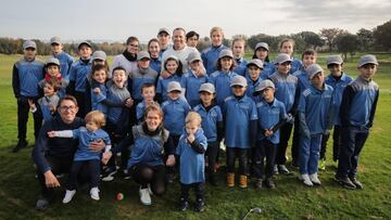 Sergio Garc&iacute;a rodeado de los ni&ntilde;os y j&oacute;venes a los que ha impartido hoy una clase de golf adaptado en el PGA Catalunya Resort.