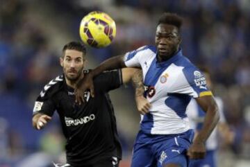 El defensa del Eibar Manuel Castellano "Lillo"  pugna con Felipe Caicedo, delantero colombiano del RCD Espanyol, durante el partido de la decimo séptima jornada de Liga de Primera División