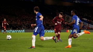 Soccer Football - Champions League Round of 16 First Leg - Chelsea vs FC Barcelona - Stamford Bridge, London, Britain - February 20, 2018   Barcelona&rsquo;s Lionel Messi scores their first goal                               Action Images via Reuters/Andr