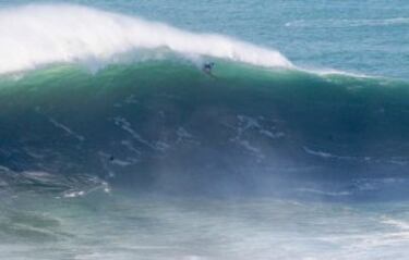 El portugués está a punto de ser engullido por una de las bombas que azotaron Praia do Norte durante el Nazaré Challenge. 