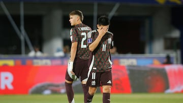 GR4018. SANTIAGO (CHILE), 11/10/2025.- Jugadores de México se lamentan este sábado, tras perder un partido de cuartos de final de la Copa Mundial Sub-20 frente a Argentina en el estadio Nacional Julio Martínez Prádanos en Santiago (Chile). EFE/ Esteban Garay