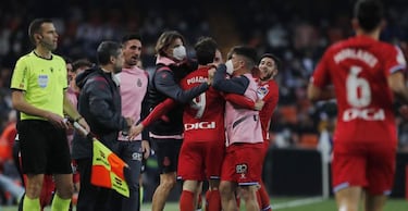 El Espanyol derriba un muro y toma carrerilla hacia otro