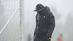 Eduardo Coudet, muy abrigado, durante un entrenamiento del Celta en la ciudad deportiva del club celeste. 