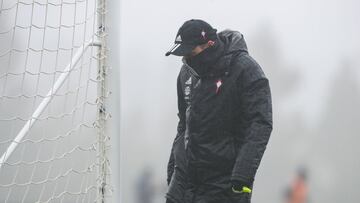 Eduardo Coudet, muy abrigado, durante un entrenamiento del Celta en la ciudad deportiva del club celeste. 