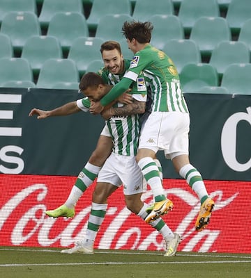 Los jugadores del Betis celebrando el gol de Canales