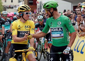 Peter Sagan y Geraint Thomas se dan la mano. 