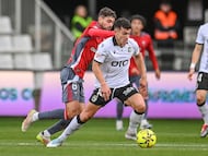 Partido de Liga Hypermotion entre el Burgos CF y el Albacete BP celebrado en el estadio de ‘El Plantío’, Burgos.
Curro del Burgos y Pacheco del Albacete
08/12/2025 - RICARDO ORDÓÑEZ