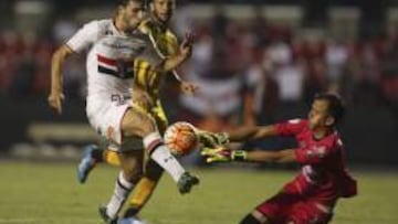 Jonathan Calleri disputa el bal&oacute;n con Hector Eduardo Perez durante el partido de la Copa Libertadores entre Sao Paulo y Trujillanos.